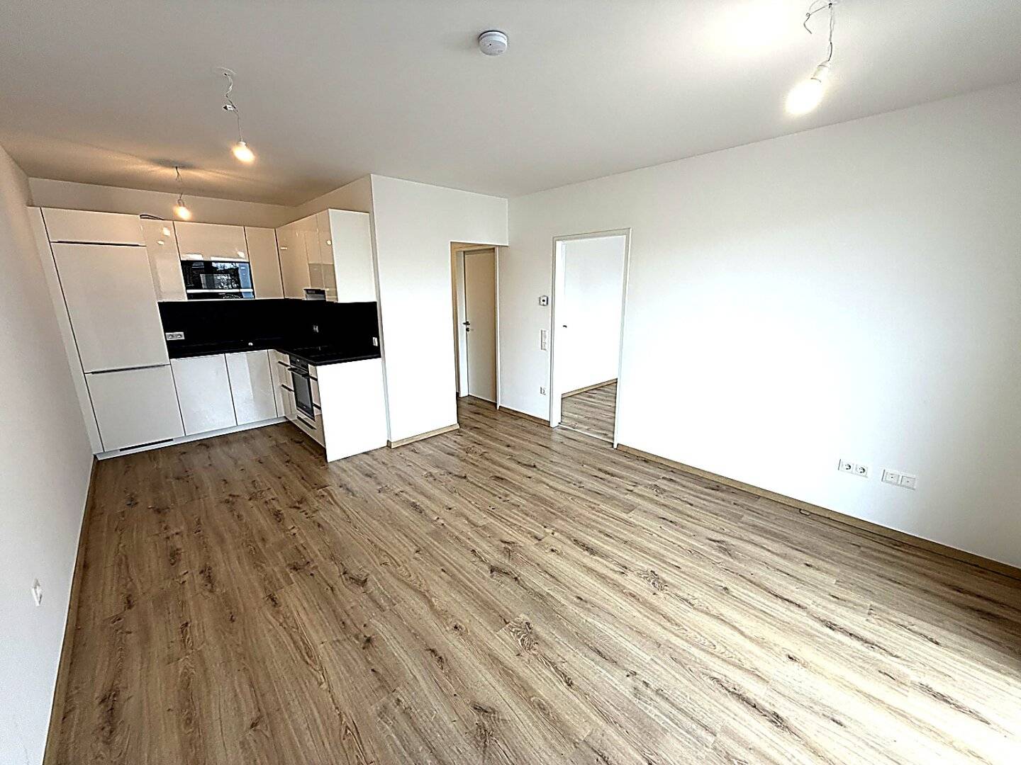Immediately available! Within walking distance to the railway station and main square! Includes balcony! Is included balcony? I think it's included though that is the original German; But it's fine to have 3 exclamations. Wait. I'll deliver as: Immediately available! Within walking distance to the railway station and main square! Includes balcony! The exclamations are fine.