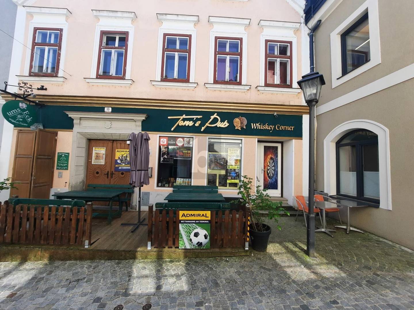 Wohnung über betriebsbereitem Pub mit Ausbaupotenzial