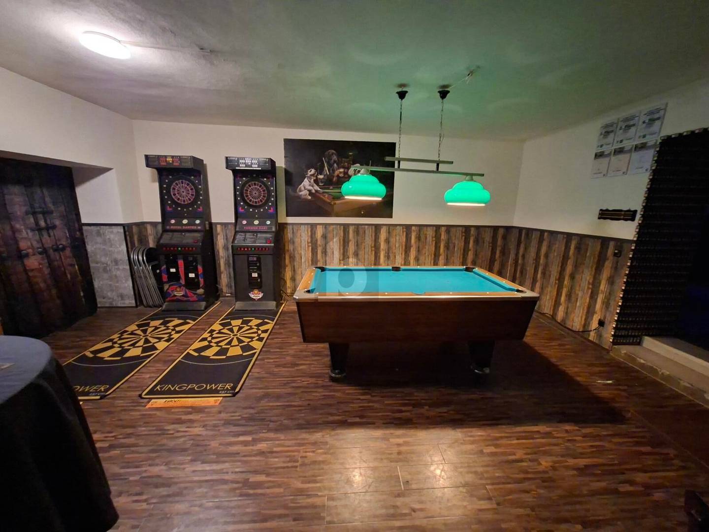 Wohnung über betriebsbereitem Pub mit Ausbaupotenzial