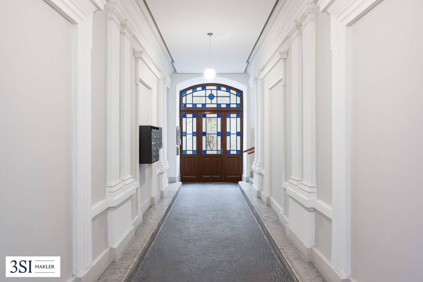 Ground floor apartment in historic building with high ceilings