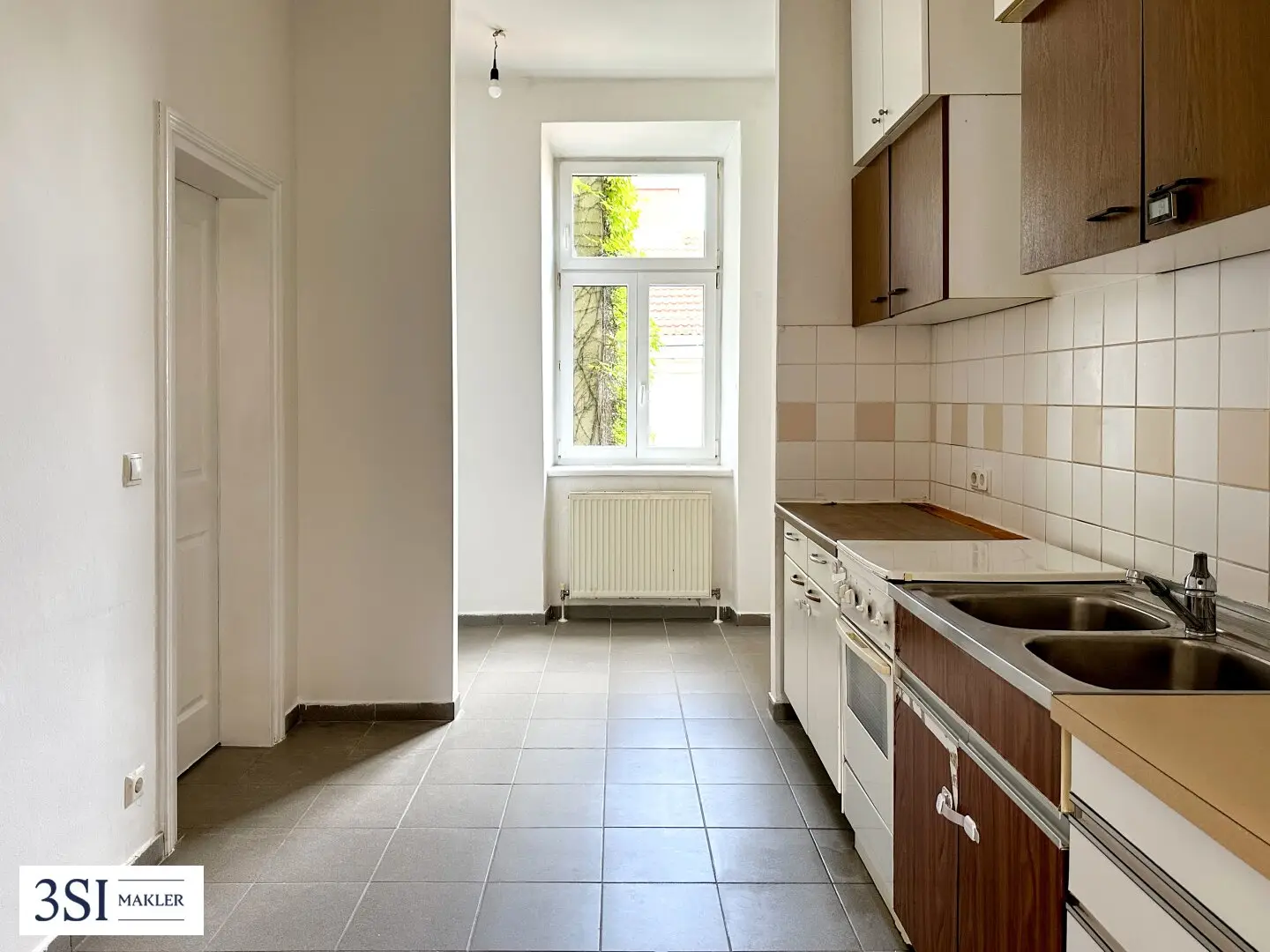 Historic apartment with potential near Quellenplatz