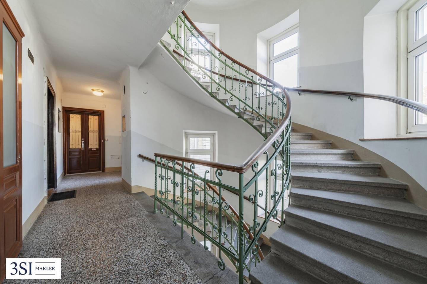 Baubewilligter Rohdachboden in elegantem Eckzinshaus