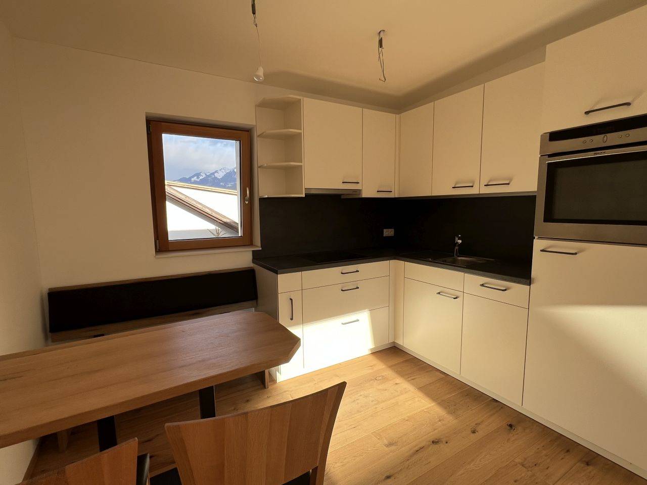 Renovierte Dachgeschosswohnung mit Balkon