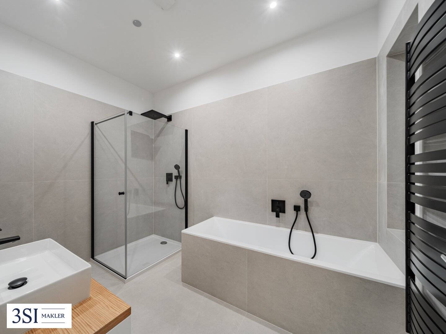 First occupancy! Beautifully renovated period apartment at Bennoplatz!