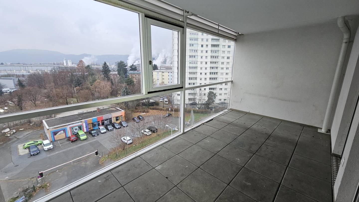 Wohnung mit Loggia nahe Universität