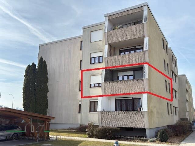 Wohnung mit Loggia im ersten Stock und Stellplatz