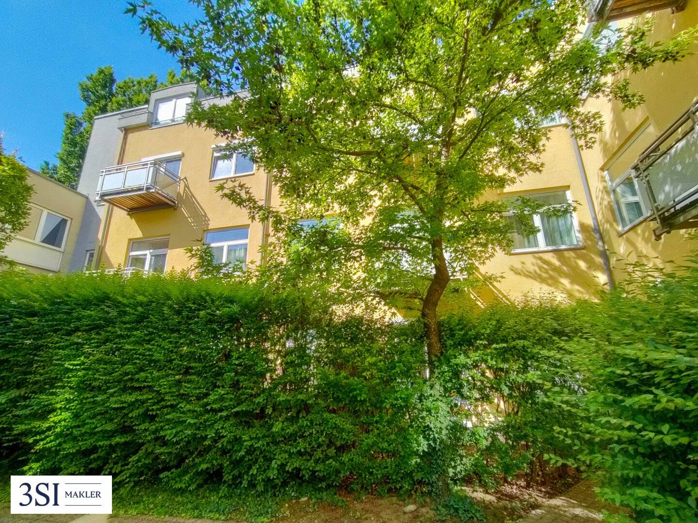 Apartment tenanted near Schlossquadrat with balcony