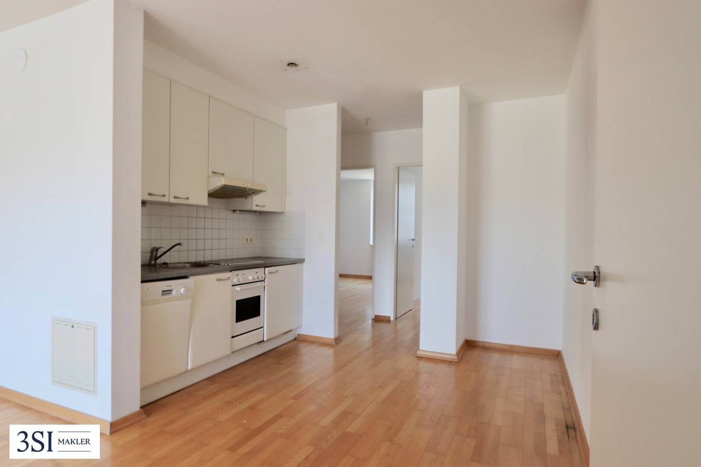 Investment opportunity with steady yield and potential! Permanently rented period apartment with balcony in popular location near Schlossquadrat