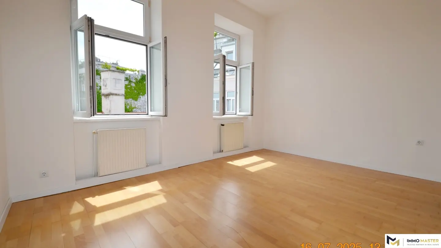 Apartment in a corner building with elevator near a green park