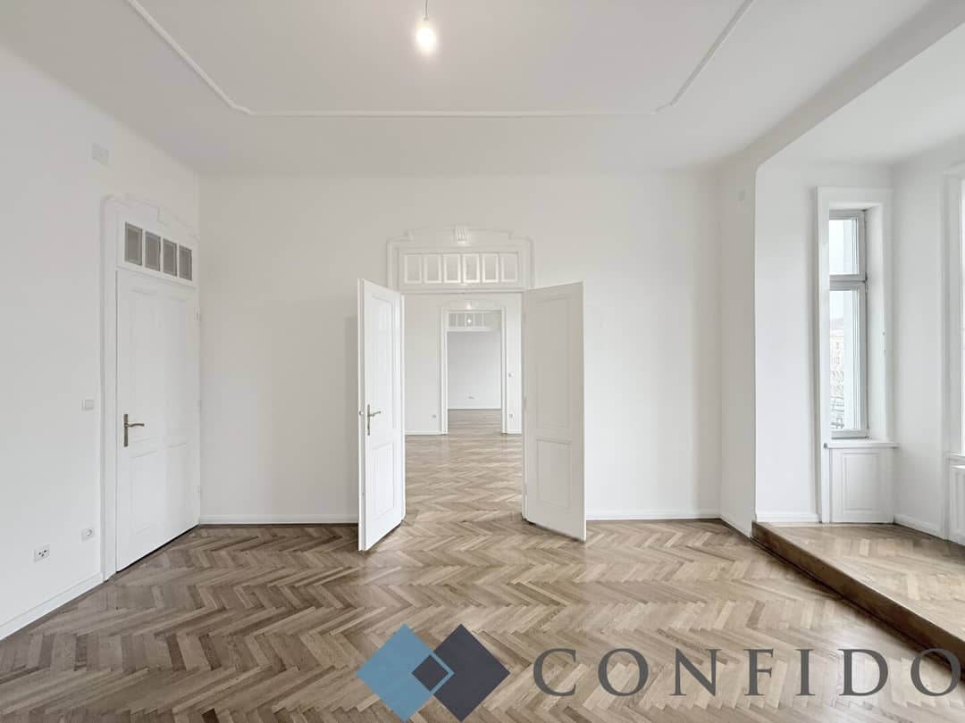 Helle Altbauwohnung mit Balkon und verglaster Veranda