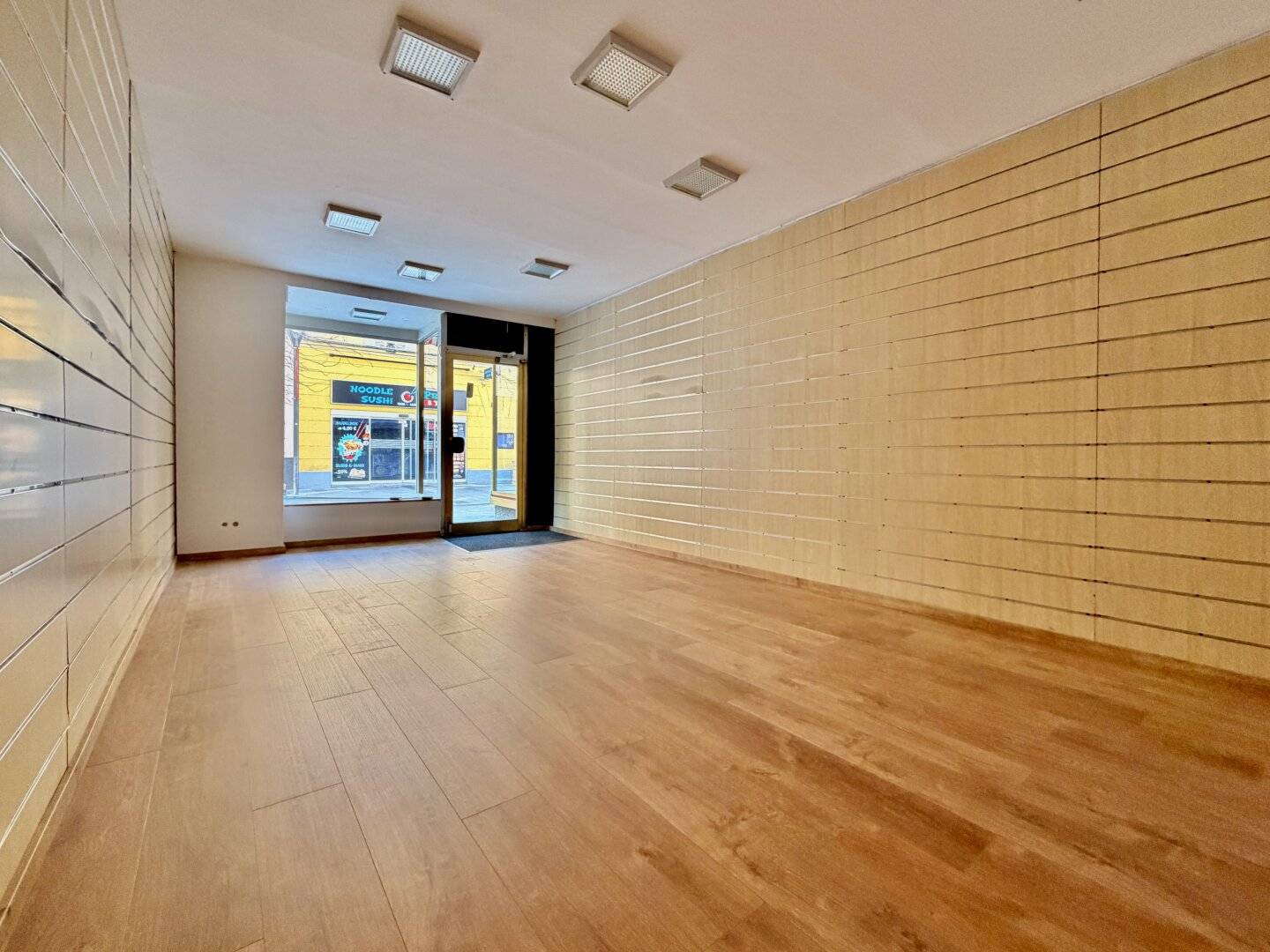 Frequency Location deluxe! 35 m² commercial premises in Herzog-Leopold-Straße | Retro portal with wide window surface | Immediately available for rent to rent