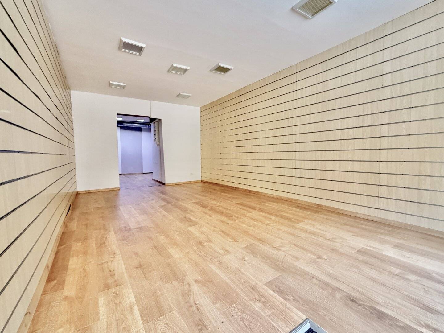 Frequency Location deluxe! 35 m² commercial premises in Herzog-Leopold-Straße | Retro portal with wide window surface | Immediately available for rent to rent