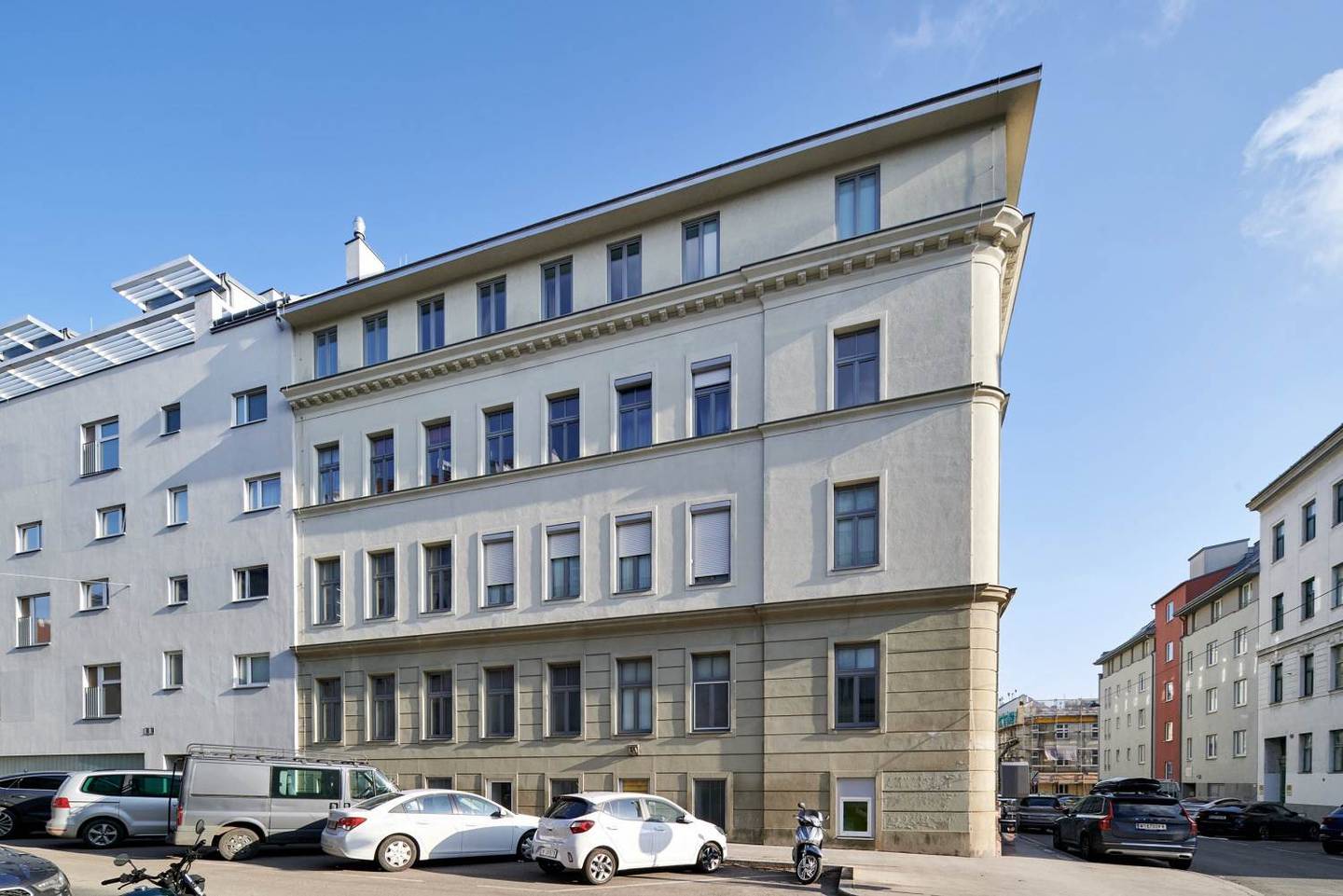 Dachgeschosswohnung with terrace in Gründerzeithaus with lift