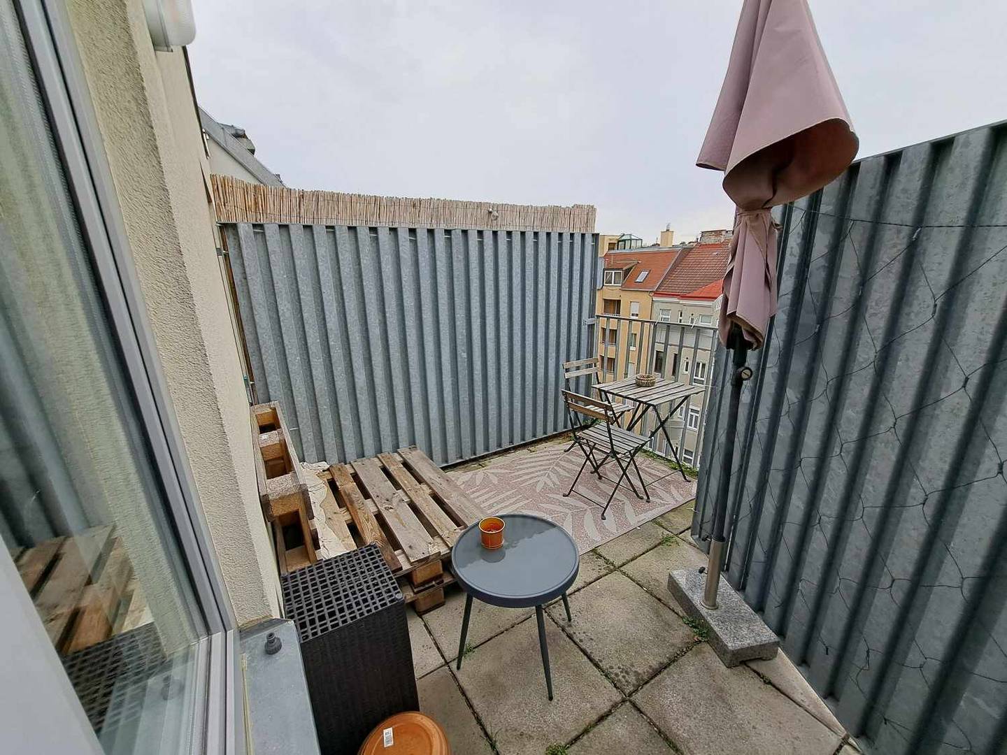 Dachgeschosswohnung with terrace in Gründerzeithaus with lift