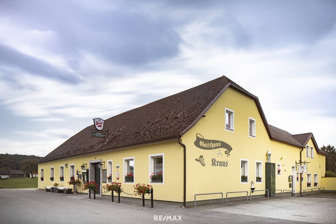Inn in Steinparz with Apartment