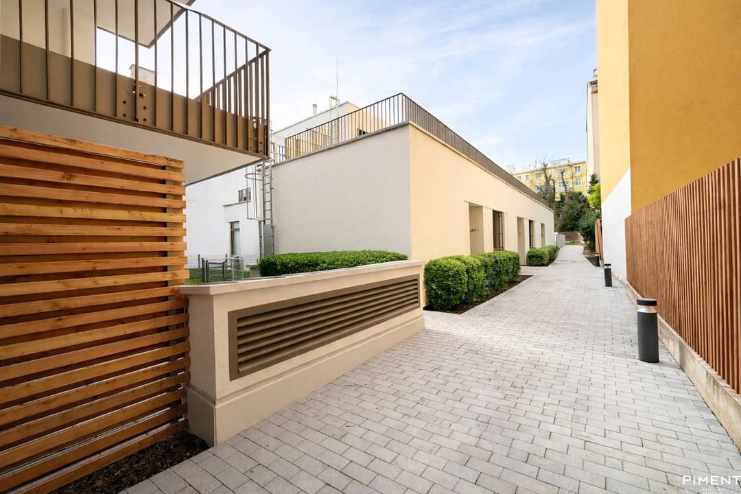 Zugang Hofhaus 2_KI unterstützt