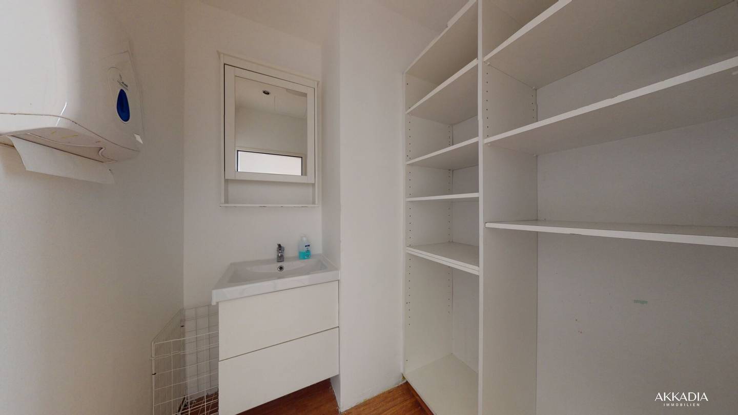 Bright 3-room office with expansion option
