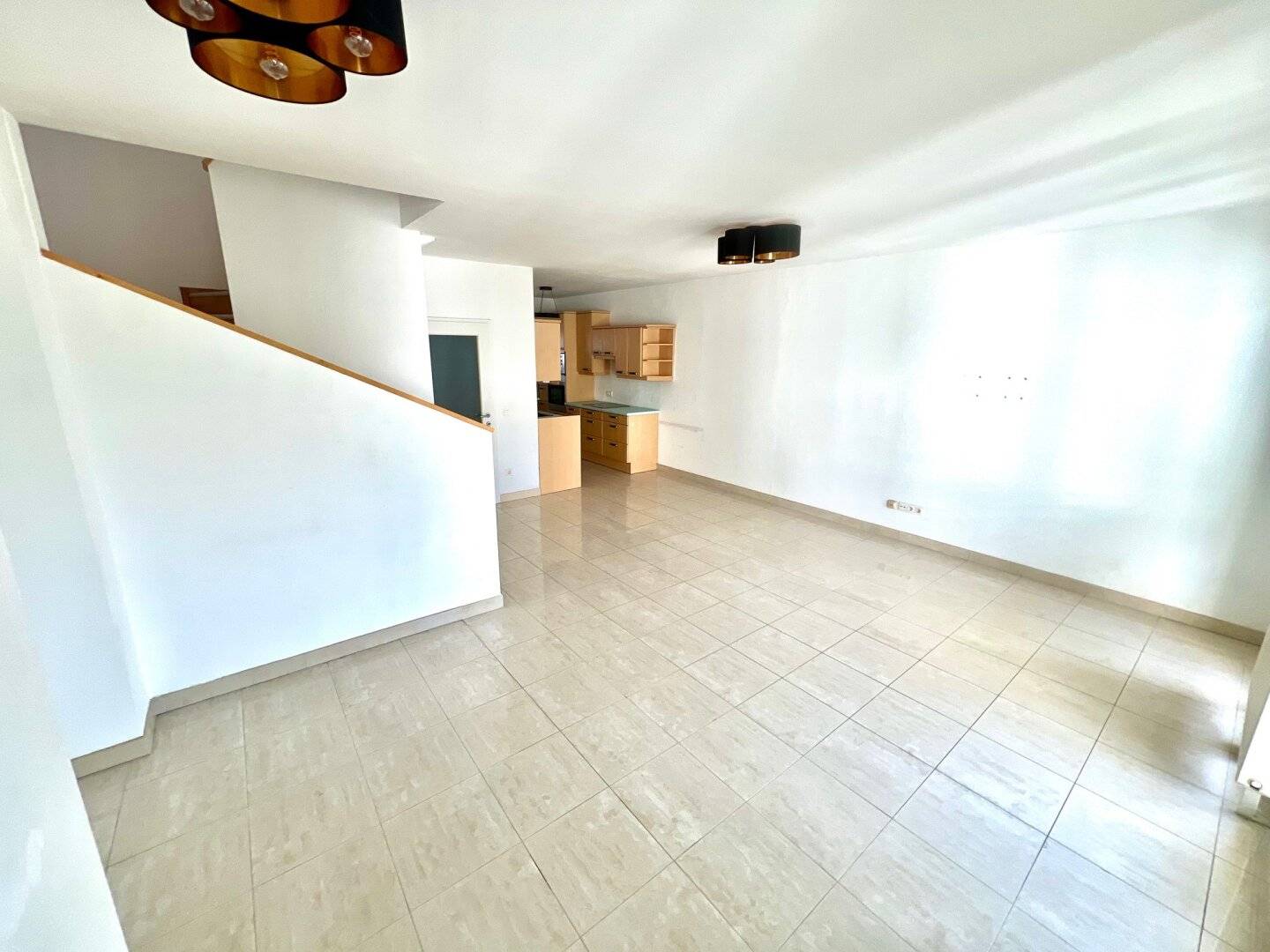 Moderne 3 Zimmer Wohnung Loggia und Terrasse
