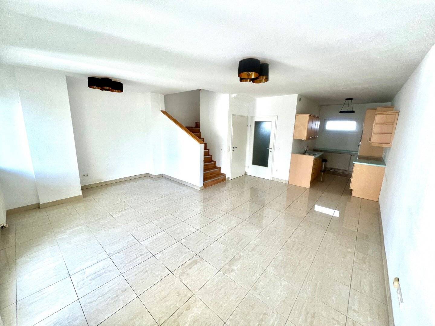 Moderne 3 Zimmer Wohnung Loggia und Terrasse