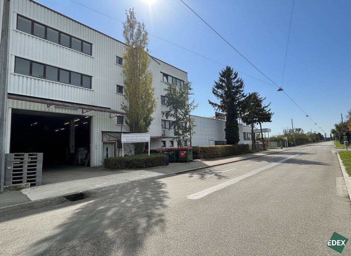 Commercial property with freight elevator and excellent transport links