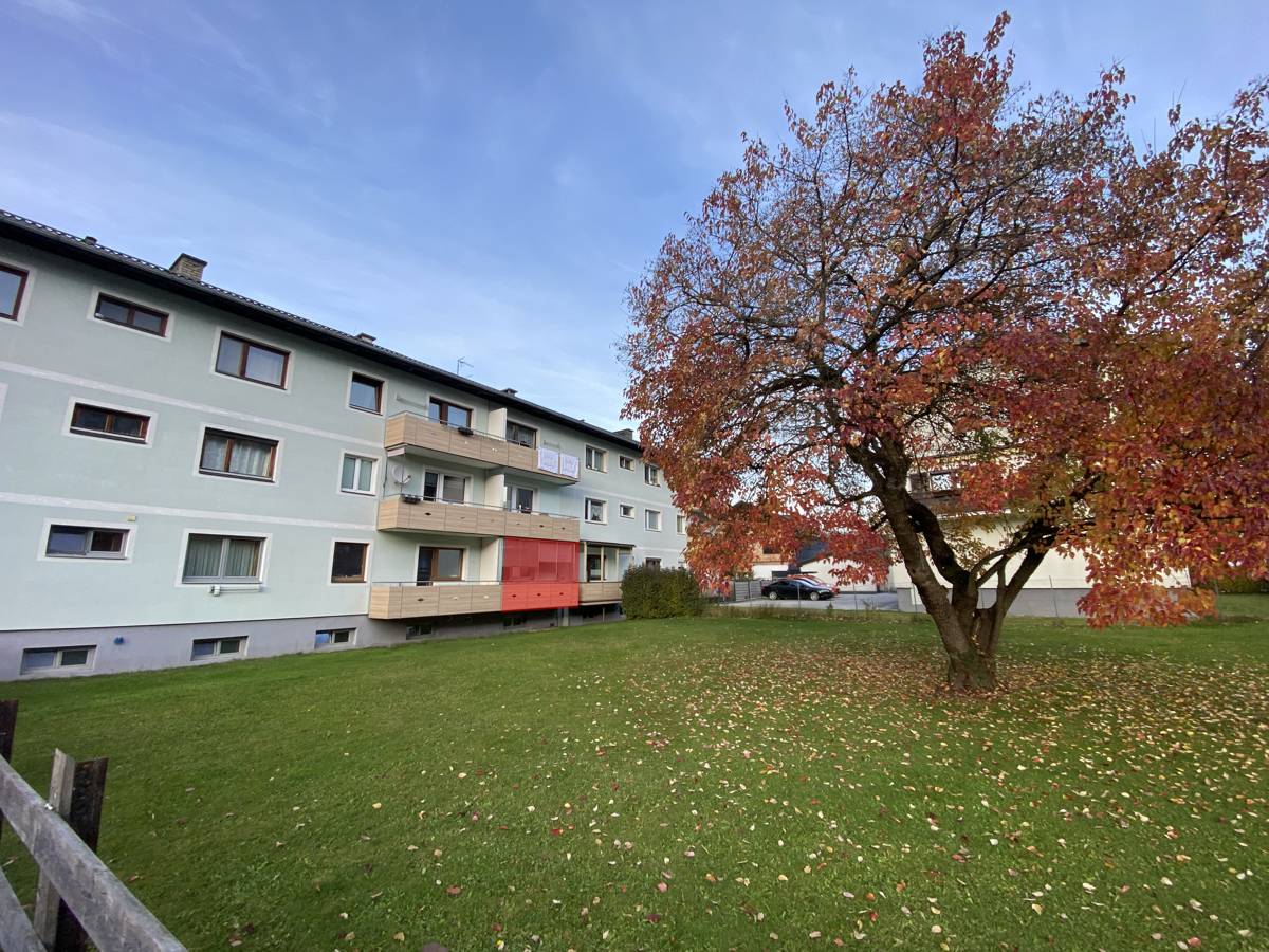Ground floor apartment in a classic building with bright rooms and central location
