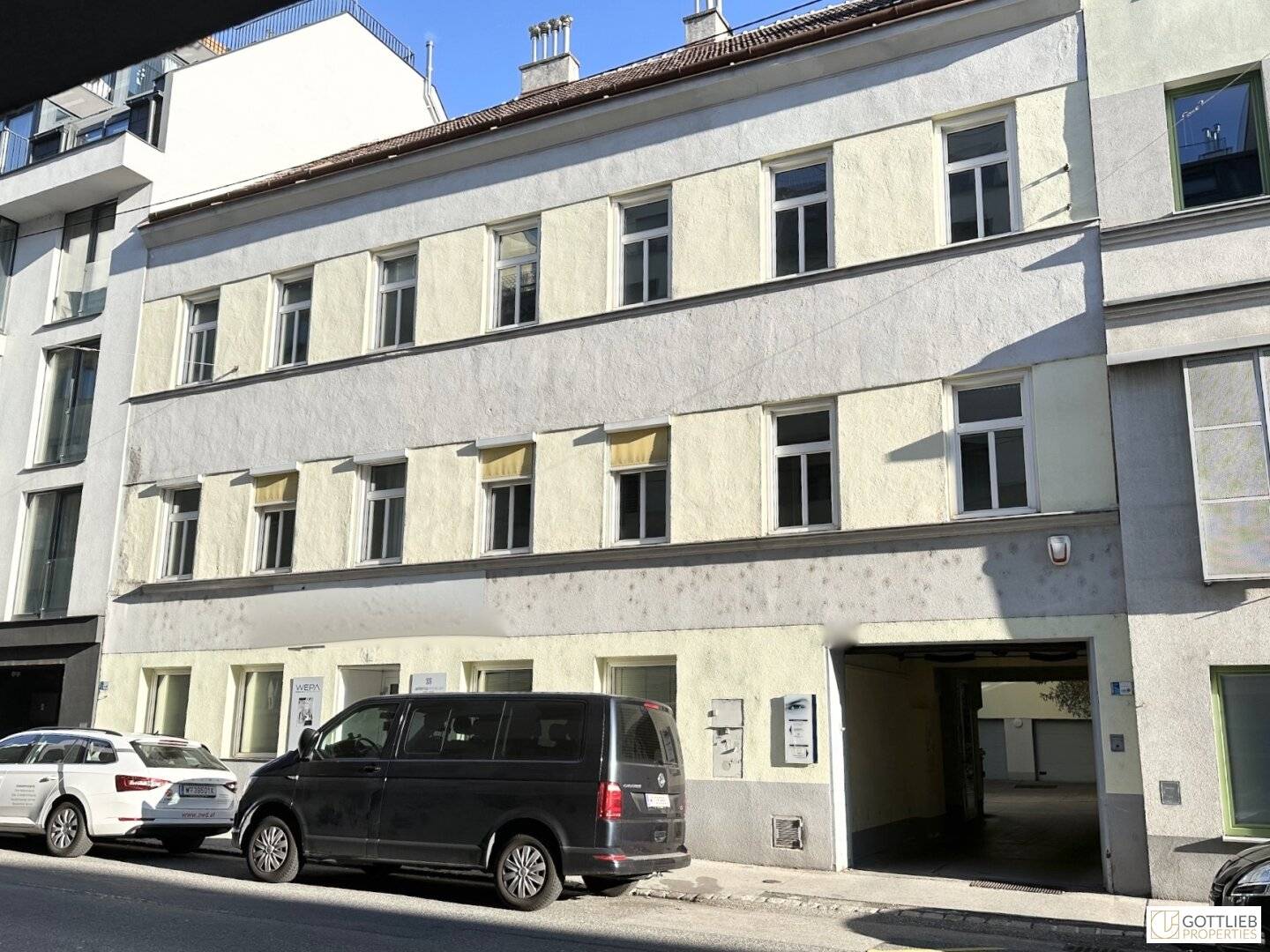 Classic middle-rent building with approx. 92% vacancy and approved attic conversion as well as seven garage spaces