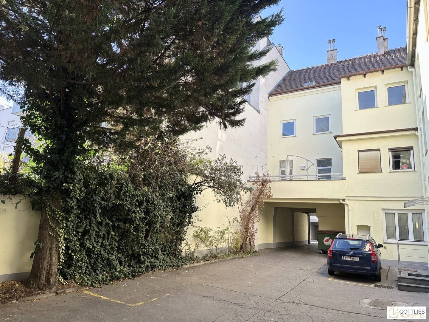 Classic middle-rent building with approx. 92% vacancy and approved attic conversion as well as seven garage spaces