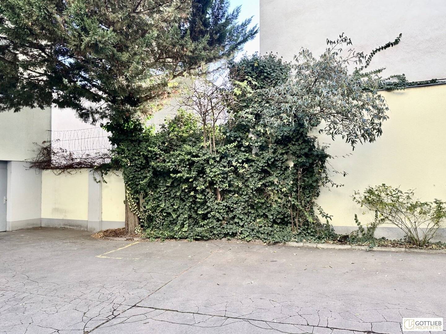 Classic middle-rent building with approx. 92% vacancy and approved attic conversion as well as seven garage spaces