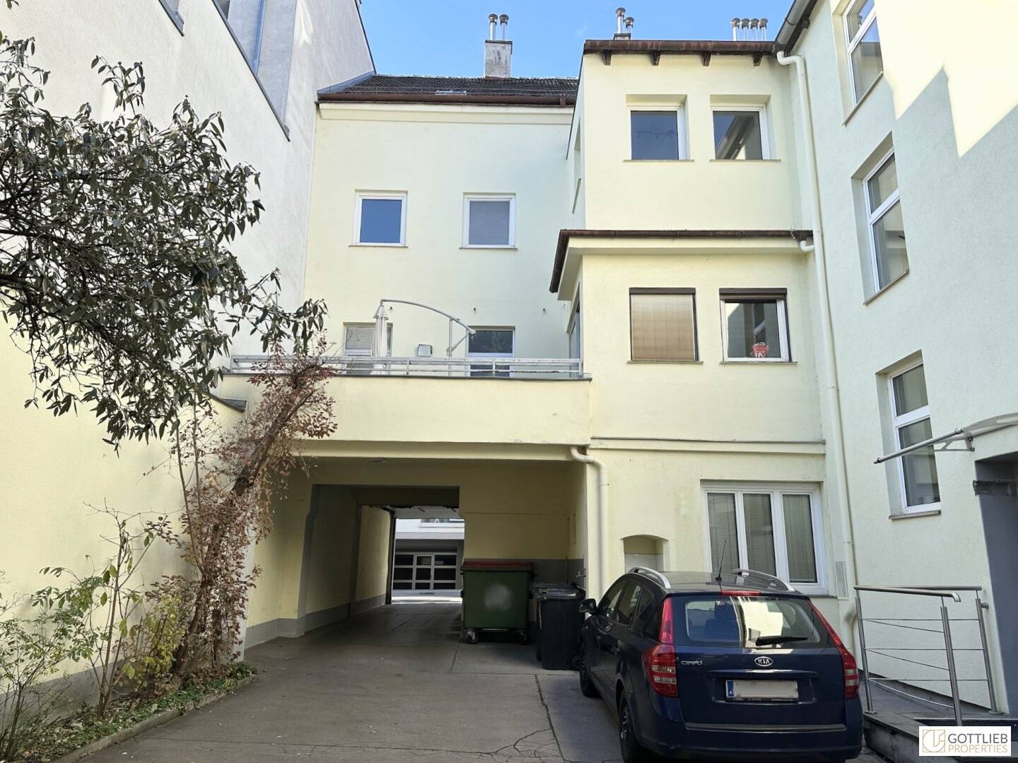 Classic middle-rent building with approx. 92% vacancy and approved attic conversion as well as seven garage spaces