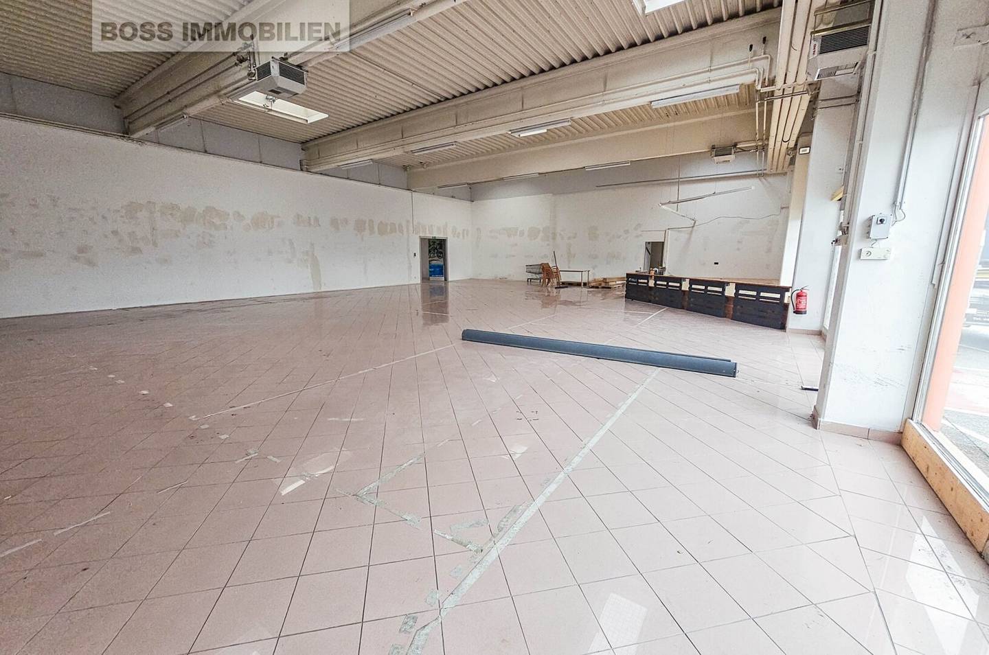 972 m² Commercial Space on B1 Traun