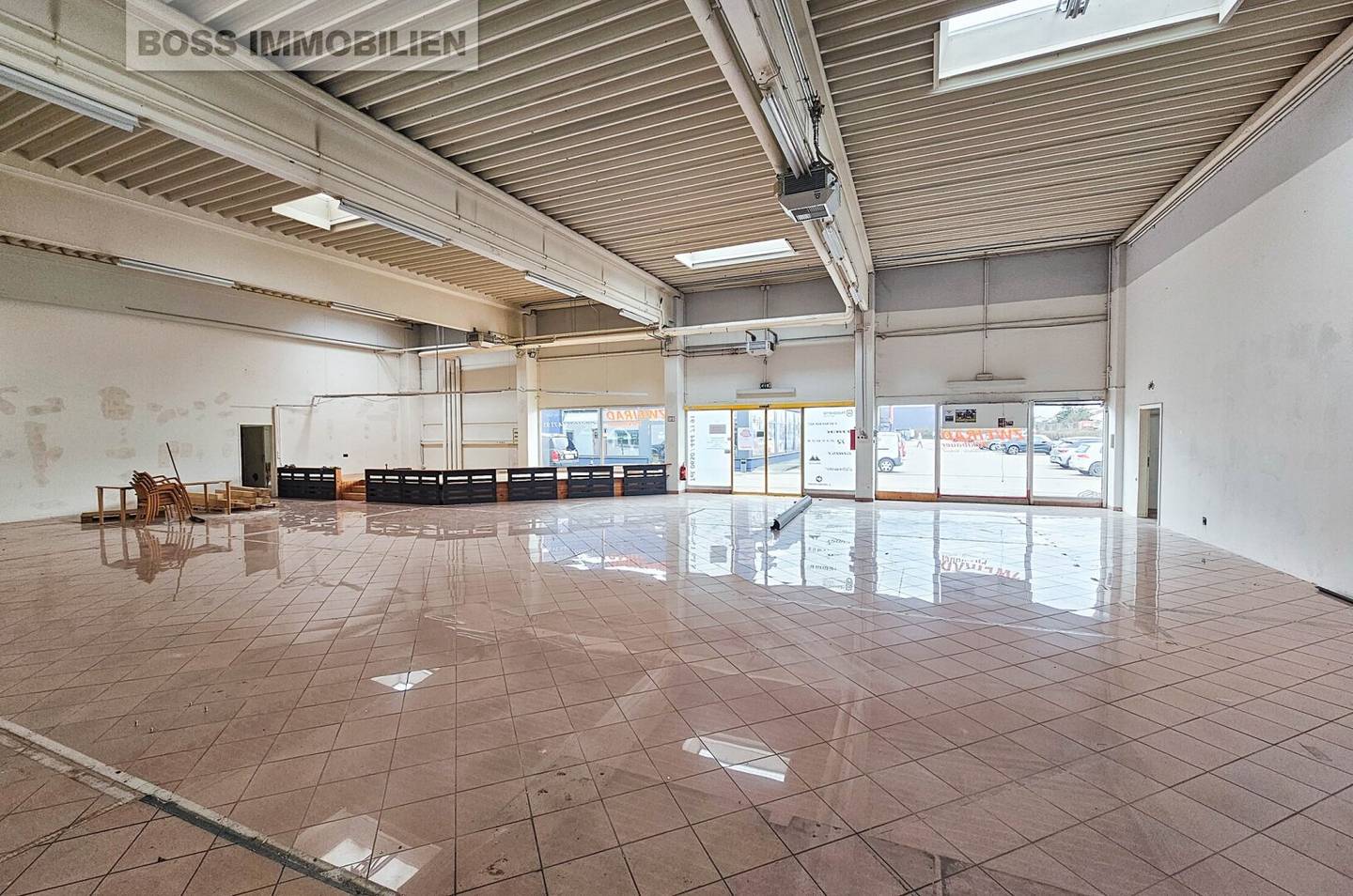 972 m² Commercial Space on B1 Traun