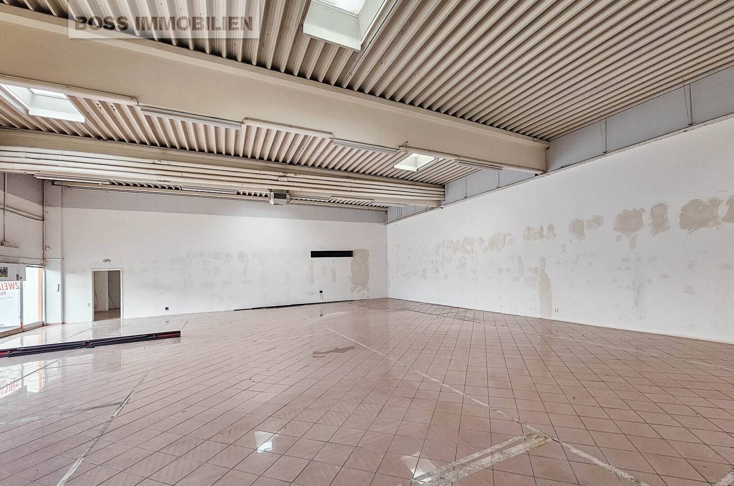 972 m² Commercial Space on B1 Traun