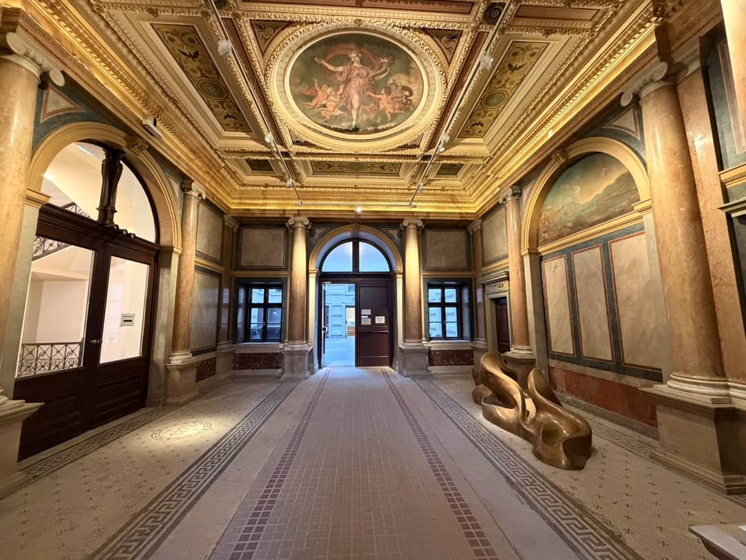 Eingangshalle mit Kunst