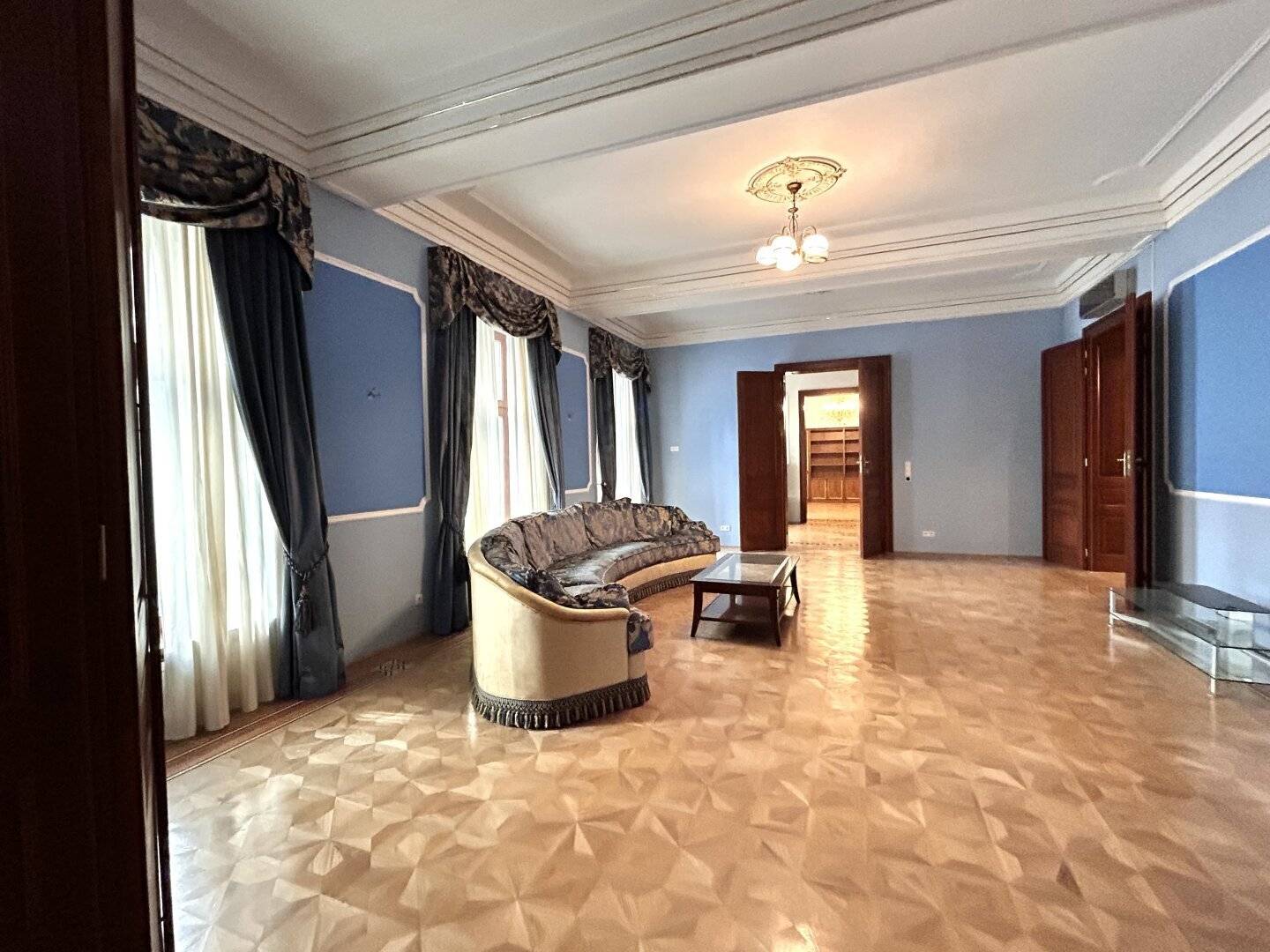 Apartment near Votive Church air conditioned
