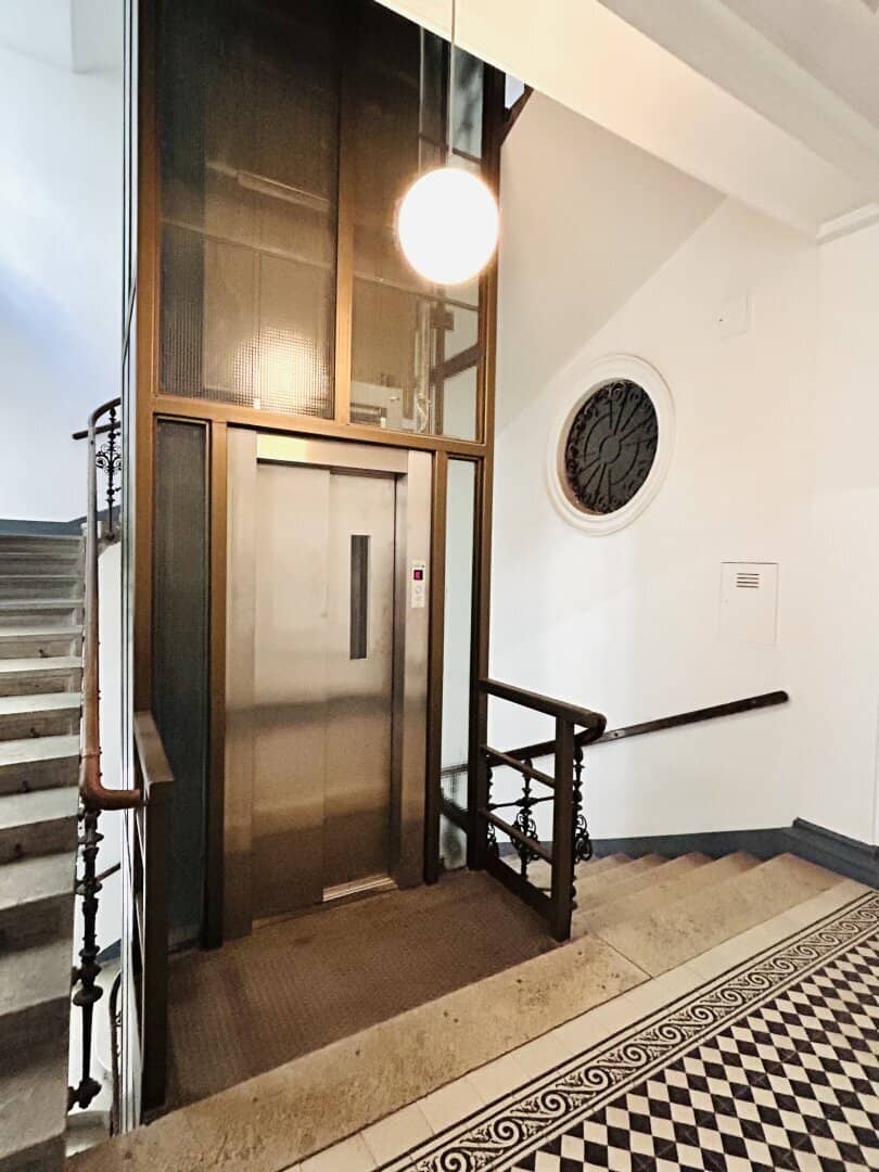 Apartment near Votive Church climate control