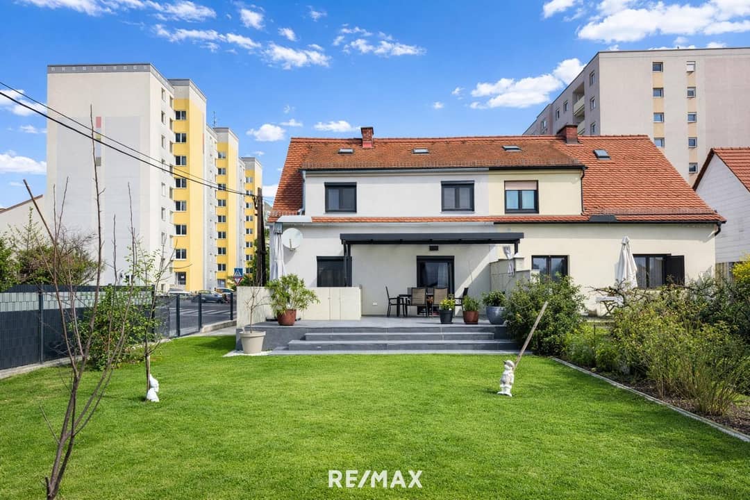 Semi-detached house in Graz-West with garden