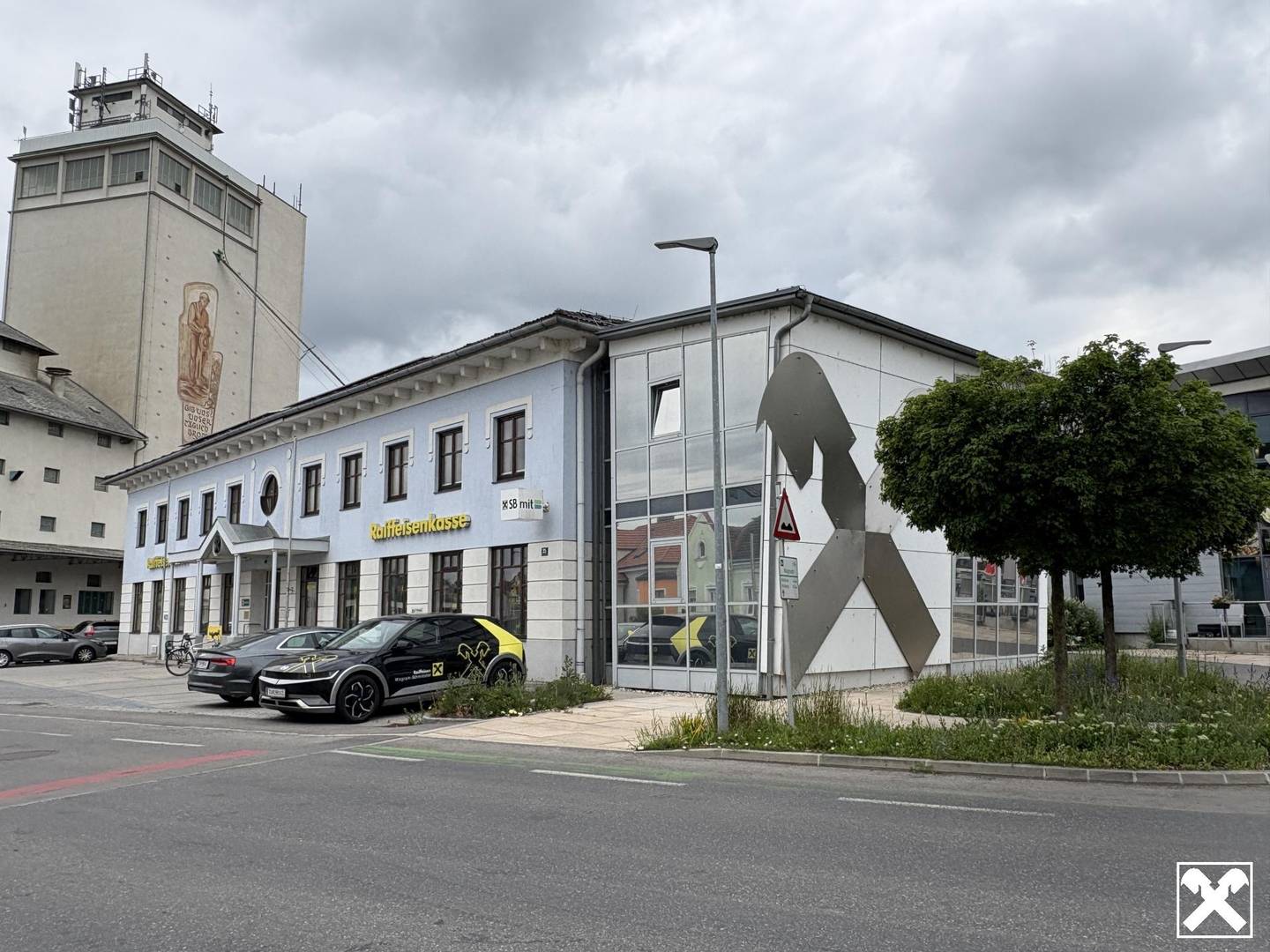 Bank building in Absdorf center