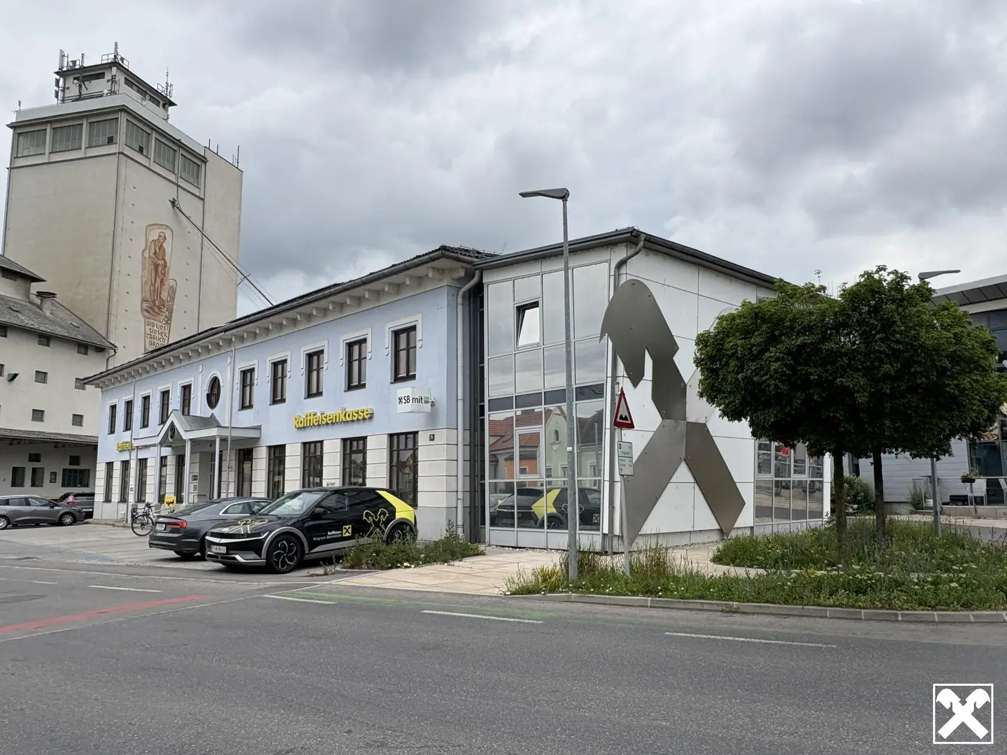 Bankgebäude in Absdorf Zentrum