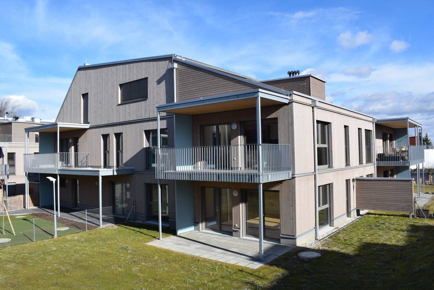 Wohnung mit Garten und zwei Garagen inklusive