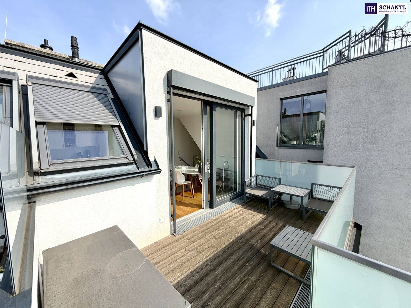 Top floor apartment with roof terrace and city view