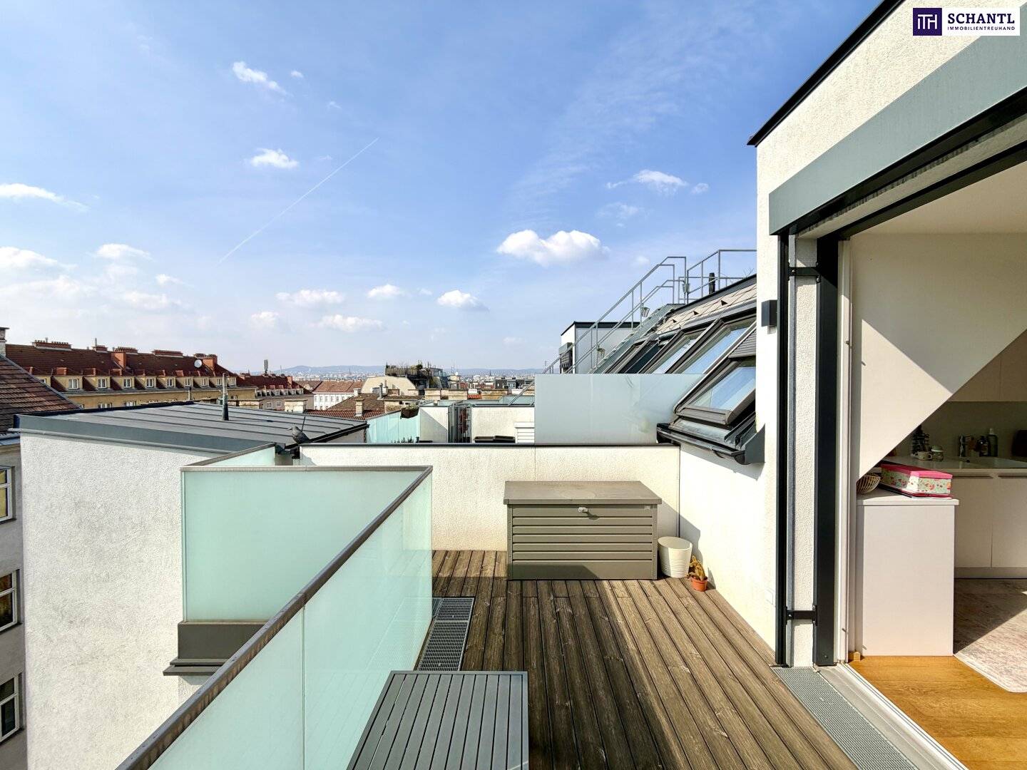 Top floor apartment with roof terrace and city view