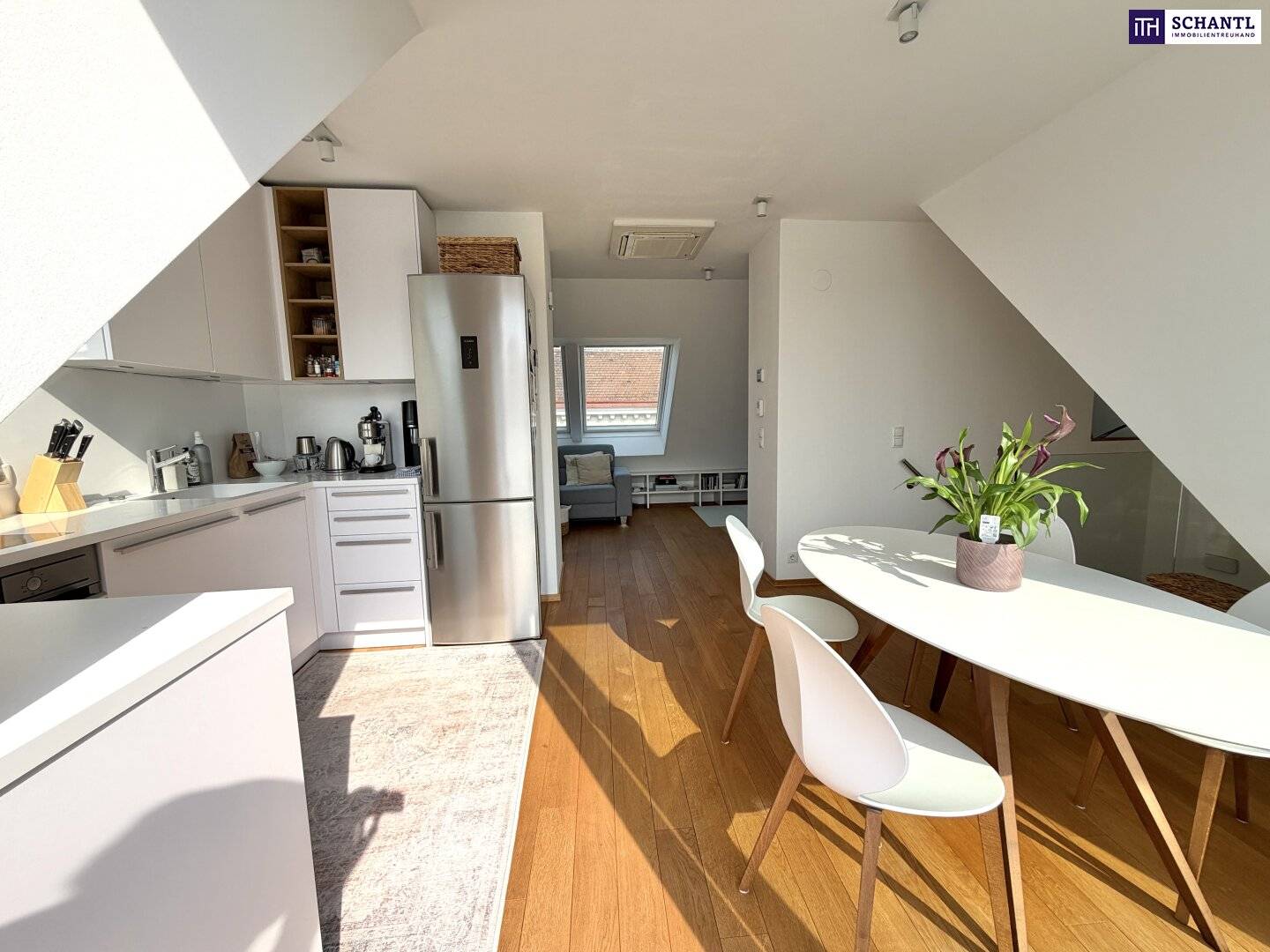 Top floor apartment with roof terrace and city view