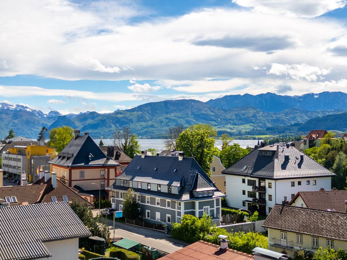 Gmunden plot with lake view