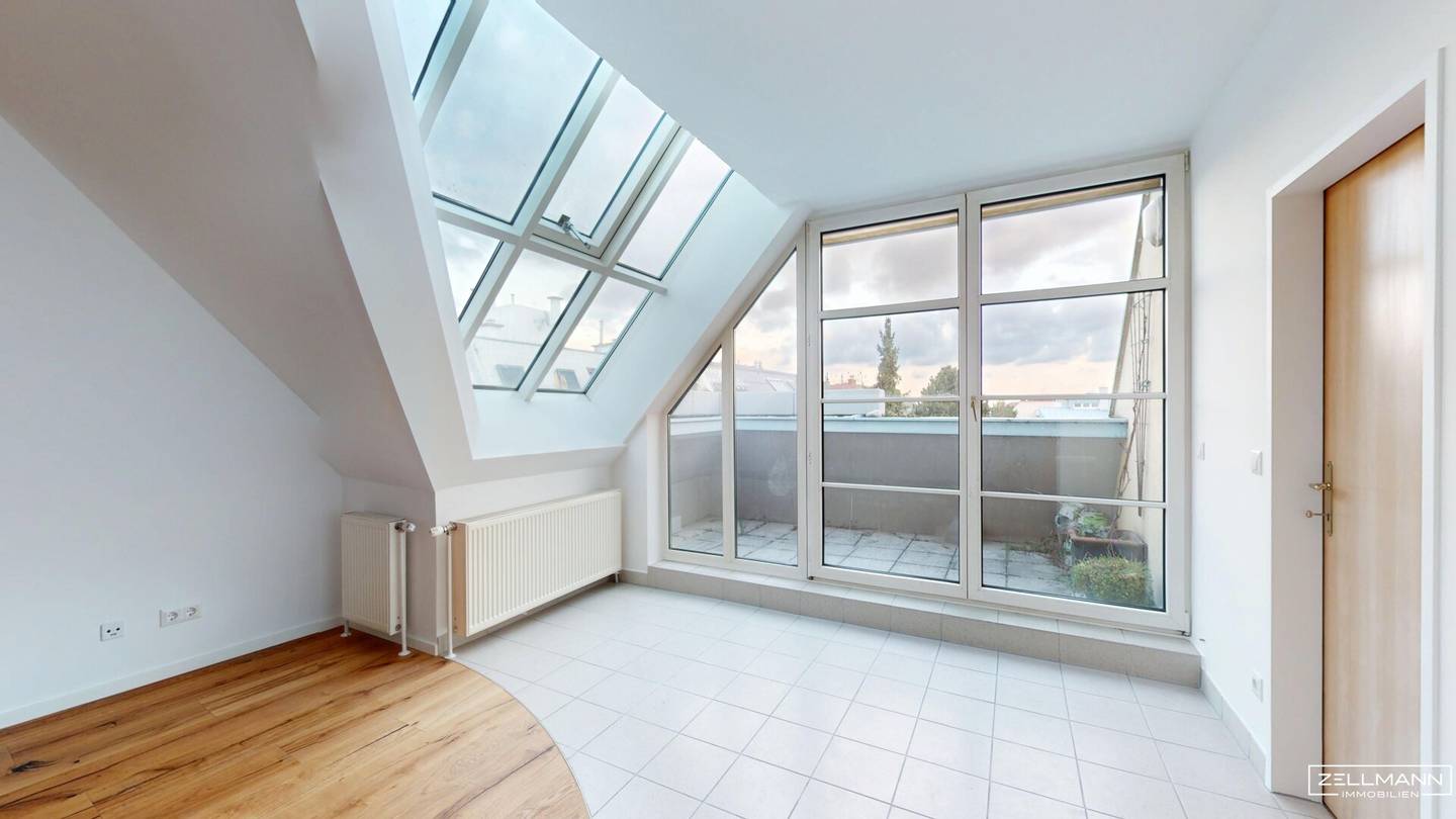 NEAR RIVERSIDE | Attic apartment with spacious living area, 3 rooms + separate kitchen | ZELLMANN IMMOBILIEN