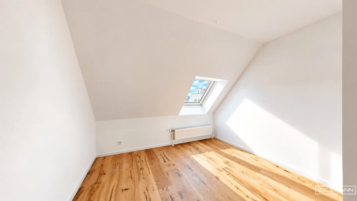 NEAR RIVERSIDE | Attic apartment with spacious living area, 3 rooms + separate kitchen | ZELLMANN IMMOBILIEN