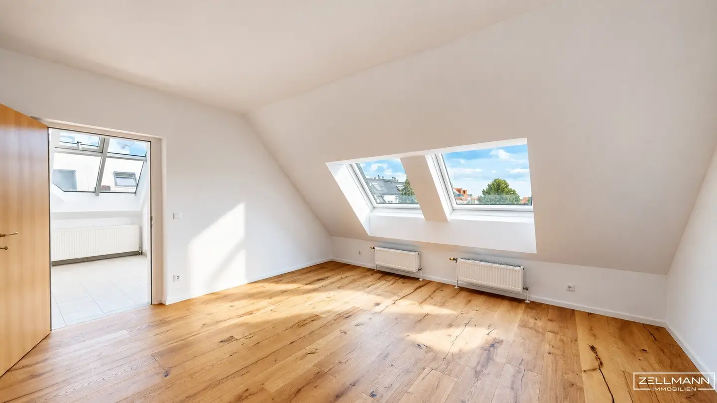NEAR RIVERSIDE | Attic apartment with spacious living area, 3 rooms + separate kitchen | ZELLMANN IMMOBILIEN