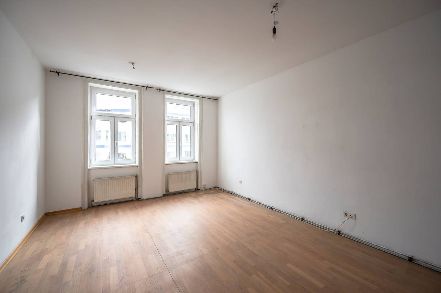 Apartment Altbau with potential near Danube Canal