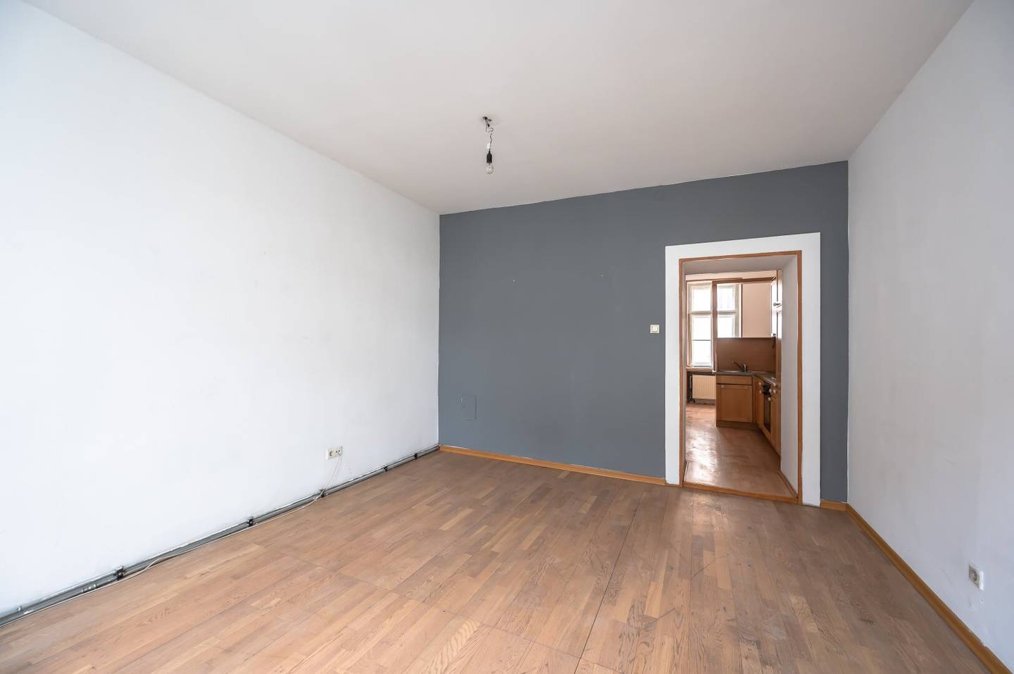 Apartment Altbau with potential near Danube Canal
