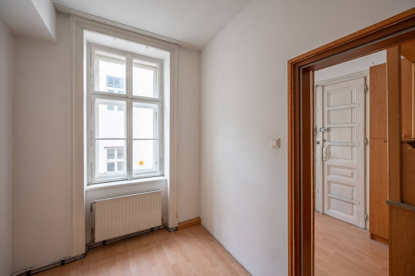 Apartment Altbau with potential near Danube Canal