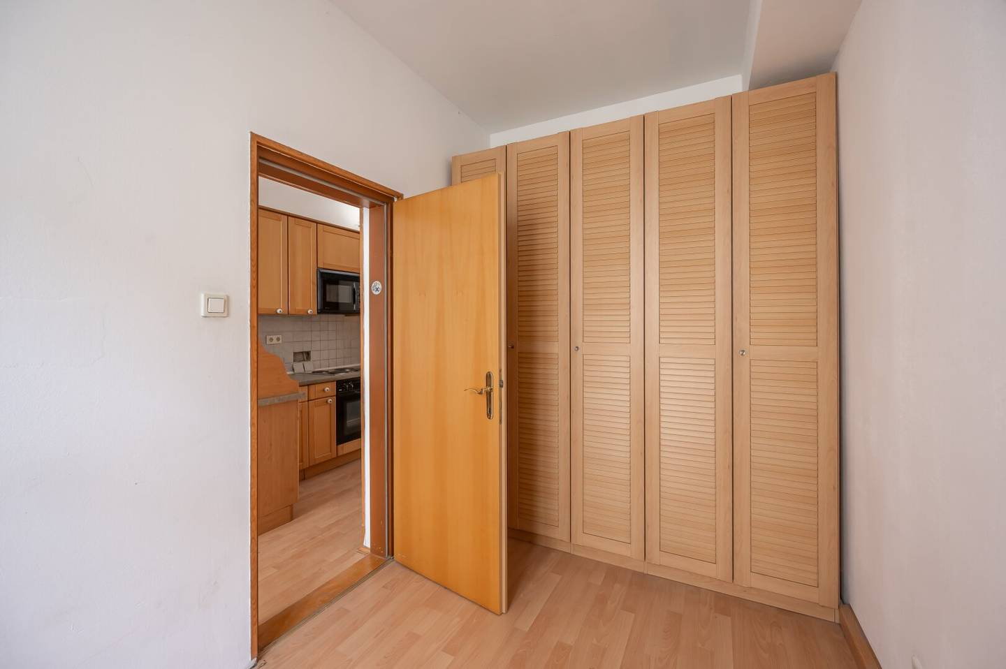 Apartment Altbau with potential near Danube Canal